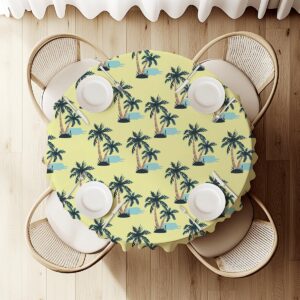 widok z góry na okrągły obrus z powtarzalnym motywem palm i nakryciami