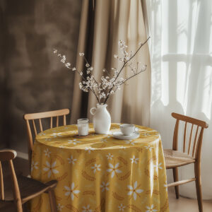 Aranżacja stołu z wazonem, filiżanką i świeczką na obrusie w radosny kwiatowy wzór