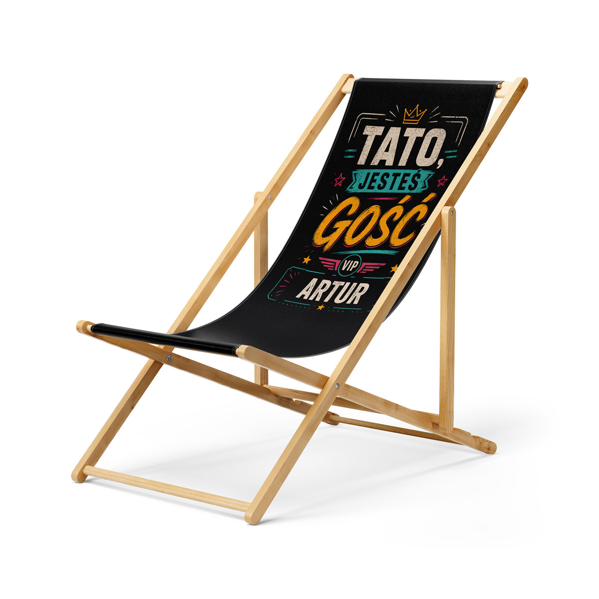 Leżak personalizowany Tata Jesteś Gość — widok główny na czarnym materiale z kolorowym retro nadrukiem i bukowym stelażem, idealny prezent dla taty.