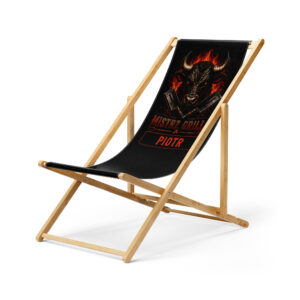 Leżak personalizowany Mistrz Grilla Ognisty — widok główny, czarny materiał z ognistym nadrukiem byka i bukowy stelaż, leżak jako prezent dla taty.