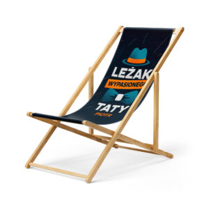 Leżak personalizowany Wypasionego Retro — widok główny na neutralnym tle, granatowy materiał z turkusowo-pomarańczowym nadrukiem i imieniem dla taty